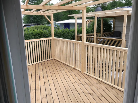 Træterrasse med rækværk og pergola på glampingindkvartering Camping Wallersee - Stacaravans Salzburg.