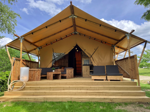 Alloggio glamping Camping Azur Sonnenbühl - Nature Lodge Baden-Württemberg con terrazza e sedie a sdraio.