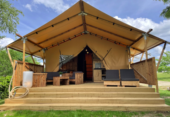 Glampingindkvartering Camping Azur Sonnenbühl - Nature Lodge i Baden-Württemberg med terrasse og liggestole.