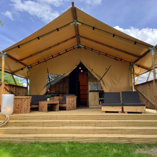 Alloggio glamping Camping Azur Sonnenbühl - Nature Lodge Baden-Württemberg con terrazza e sedie a sdraio.