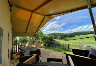 Blick von der Glamping-Terrasse des Camping Azur Sonnenbühl Nature Lodge in Baden-Württemberg auf Natur.