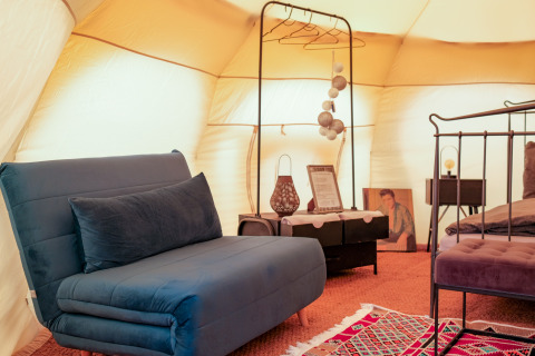 Vue intérieure d'un hébergement glamping confortable et moderne au Natuurpark Camping Prinzenholz, Allemagne.