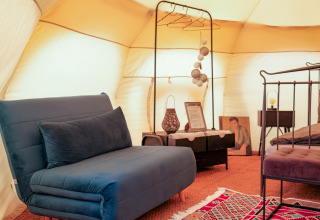 Indvendigt billede af luksuriøs glamping-indkvartering med moderne møbler i Natuurpark Camping Prinzenholz.