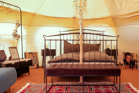 Interno di una tenda glamping a Natuurpark Camping Prinzenholz con letto matrimoniale e decorazioni.