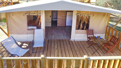 Alojamiento glamping con terraza de madera, tumbonas y mesa en Vacanze col Cuore, Lago de Garda.