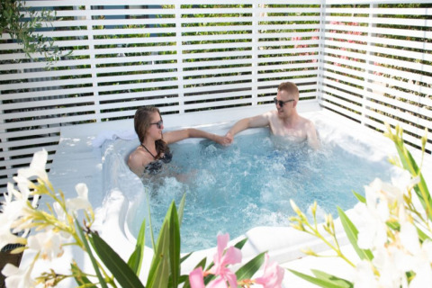 Zwei Personen entspannen im Whirlpool bei Vacanze col Cuore: Vacanze Glamping Boutique am Gardasee.