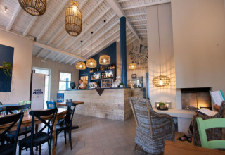 Gemütlicher Innenraum eines Cafés bei Vacanze col Cuore: Vacanze Glamping Boutique am Gardasee.