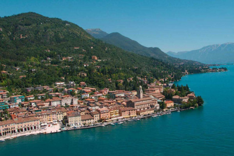 Vista aerea del Lago di Garda e della città, vicino a Vacanze col Cuore: Vacanze Glamping Boutique - Lodgetenten Gardameer.
