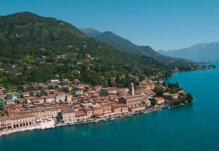 Vista aerea del Lago di Garda e della città, vicino a Vacanze col Cuore: Vacanze Glamping Boutique - Lodgetenten Gardameer.