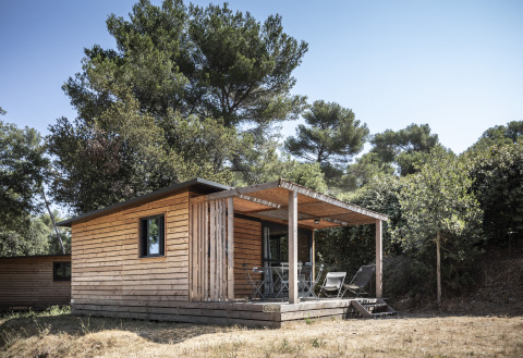 Cabane en bois pour glamping dans la forêt à Huttopia Forêt de Janas, Glamping Côte d’Azur, France.