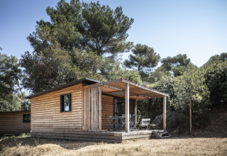 Cabina in legno per glamping nella foresta di Huttopia Forêt de Janas, Glamping Côte d’Azur, Francia.