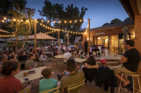 Intrattenimento serale e relax per gli ospiti presso Huttopia Forêt de Janas, Glamping Côte d’Azur.