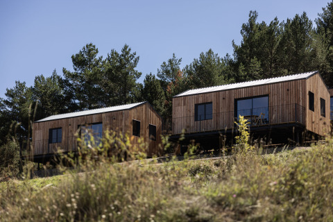 Deux cabanes en bois modernes à Basecamps - Cabins Girona, idéales pour séjour glamping en pleine nature.