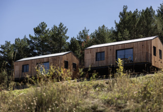 To moderne træhytter i skoven ved Basecamps - Cabins Girona, perfekt til glamping og naturoplevelser.
