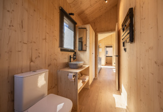 Bagno moderno con interni in legno alle Basecamps - Cabins Girona, sistemazione glamping.