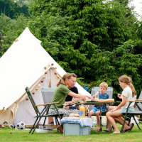 Gezin bij tent - Geardropper - Camping Sy - Ferrières, Luik, België