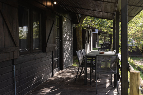 Außenbereich der Basecamps - Cabins Girona mit Tisch und Stühlen, ideales Glamping-Erlebnis.