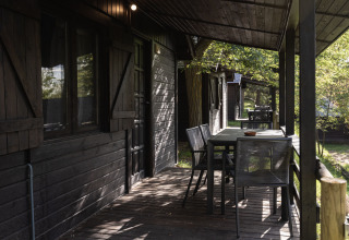 Udendørs terrasse ved Basecamps - Cabins Girona med bord og stole, perfekte til glampingoplevelse.