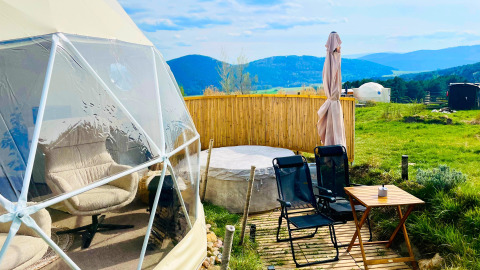 Glamping Hohe Wand - De dome con asientos exteriores, jacuzzi y maravillosa vista a las montañas y campos.