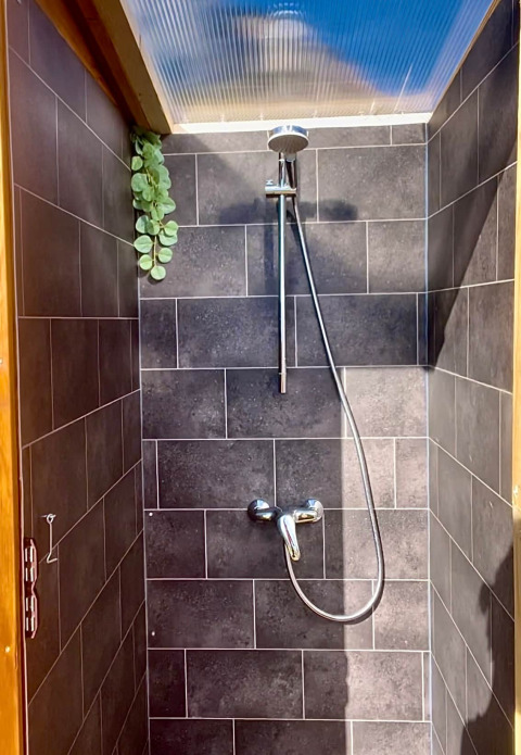 Moderne Dusche mit dunklen Fliesen und Oberlicht im Glamping Hohe Wand - De dome, Camping oder Glamping.