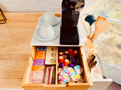 Koffiehoek met toestel, tasjes en koffiecapsules in de Glamping Hohe Wand - De dome accommodatie.
