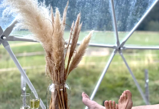 Mattina rilassante al glamping Hohe Wand Dome con caffè, dolci, vino frizzante e vista sulle montagne.