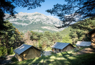 Glamping i naturen med telte ved Camping Huttopia Lac de Serre-Ponçon i Alpes-de-Haute-Provence, Frankrig.