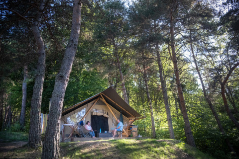 Glamping bij Camping Huttopia Lac de Serre-Ponçon in de Franse Alpen, luxe tent in het bos, ontspannen sfeer.