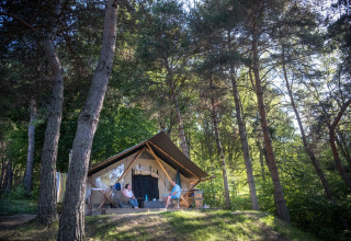 Glamping op Camping Huttopia Lac de Serre-Ponçon in de Franse Alpen, luxetent tussen de bomen, rustgevend.