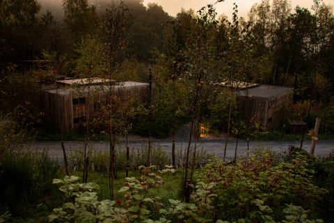 Les lodges Nutchel dans les Ardennes, Belgique, nichés dans la verdure, parfaits pour un séjour glamping.