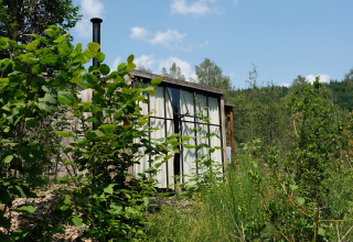 Hébergement glamping Nutchel Lodge dans les Ardennes, Belgique, niché confortablement dans la verdure.