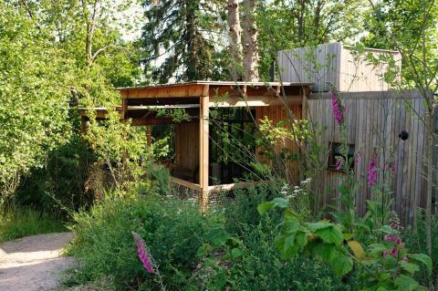 Nutchel-Lodge in den Ardennen, Belgien, umgeben von üppigem Grün und Natur, Glamping-Abenteuer.