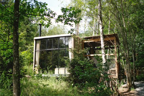 Glampinghytte beliggende i grøn skov ved Nutchel - Lodges i Ardennerne, Belgien, moderne og hyggelig.