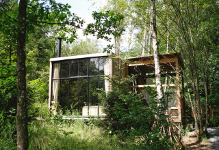 Glampinghytte beliggende i grøn skov ved Nutchel - Lodges i Ardennerne, Belgien, moderne og hyggelig.