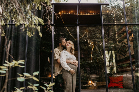 Paar genießt eine Auszeit im Nutchel Lodges Glamping in den Ardennen, Belgien, umgeben von Natur.