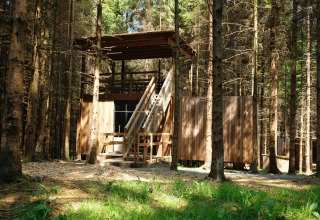 Glamping-Unterkunft aus Holz inmitten dichter Wälder bei Nutchel Lodges in den Ardennen, Belgien.