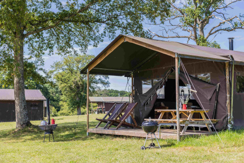 Glamping-overnatning ved Domaine Bonneblond i Auvergne-Rhône-Alpes, med luksustelte og grillområde.