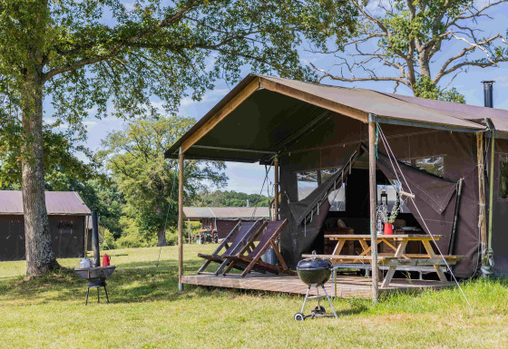 Hébergement glamping Domaine Bonneblond en Auvergne-Rhône-Alpes avec lodges de luxe et barbecue.