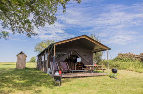 Hébergement glamping aux lodges Domaine Bonneblond avec terrasse et barbecue en Auvergne-Rhône-Alpes, France.