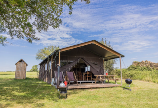 Glamping-Lodge bei Domaine Bonneblond mit Zeltunterkunft und Grill in Auvergne-Rhône-Alpes, Frankreich.