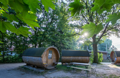 Sistemazioni glamping in casette di legno a forma di botte tra gli alberi a Uhlenköper-Camp Uelzen.