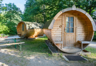 Due pod di legno a forma di botte al Uhlenköper-Camp Uelzen, immersi nel verde della foresta della Bassa Sassonia.