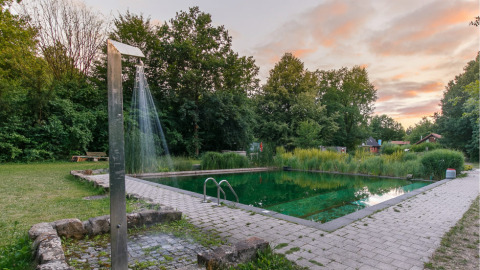 Naturlig swimmingpool og bruser i udendørs omgivelser på Uhlenköper-Camp Uelzen i Niedersachsen, Tyskland.
