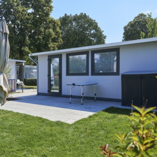 Premium Glamping-Unterkunft auf dem Campingplatz Kirchzarten im Schwarzwald mit Terrasse und Garten.