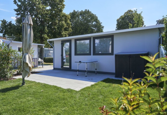 Premium glamping accommodatie op Campingplatz Kirchzarten in het Zwarte Woud met terras en tuin.