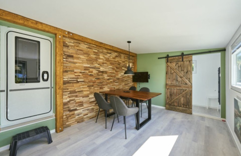 Dining area in glamping accommodation at Campingplatz Kirchzarten, Seizoencamper Premium, Black Forest.