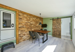 Eethoek in glamping accommodatie op Campingplatz Kirchzarten, Seizoencamper Premium in het Zwarte Woud.