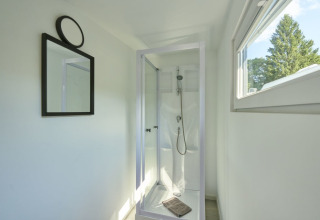 Moderne douchecabine met groot raam en spiegel in premium glamping op Campingplatz Kirchzarten, Zwarte Woud.