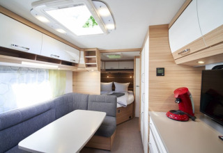 Alloggio glamping moderno al Campingplatz Kirchzarten con zona pranzo, letto e macchina da caffè.