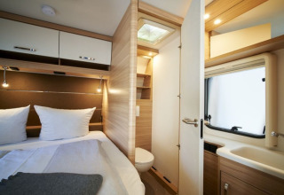 Moderne Glamping-Unterkunft mit Bett, Bad und Stauraum im Campingplatz Kirchzarten im Schwarzwald.